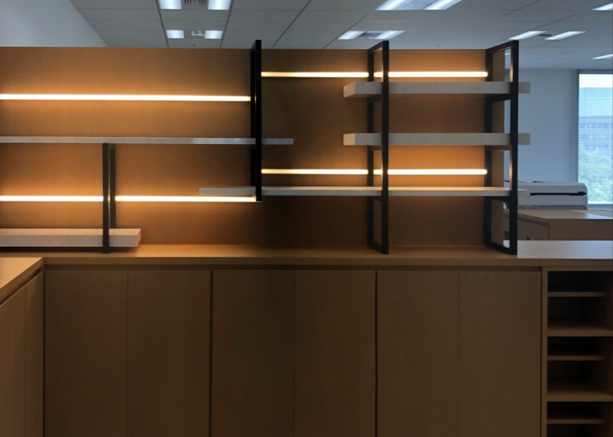 オフィスに華を添える照明デザイン