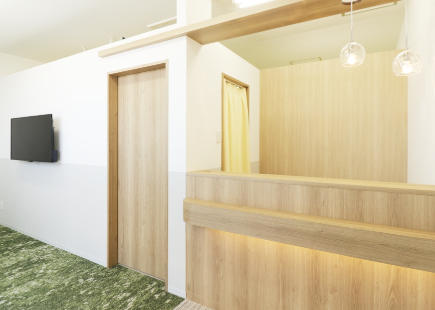 ドアや壁材の木目に合わせたカウンター
